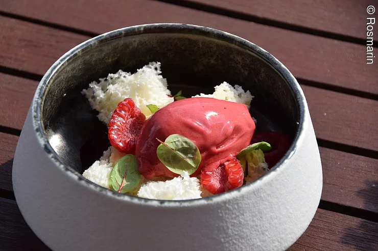 Graue Schale mit hohem Rand, darin Vorspeise