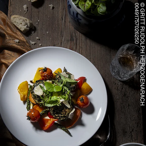 Essen schön angerichtet auf weißem Teller