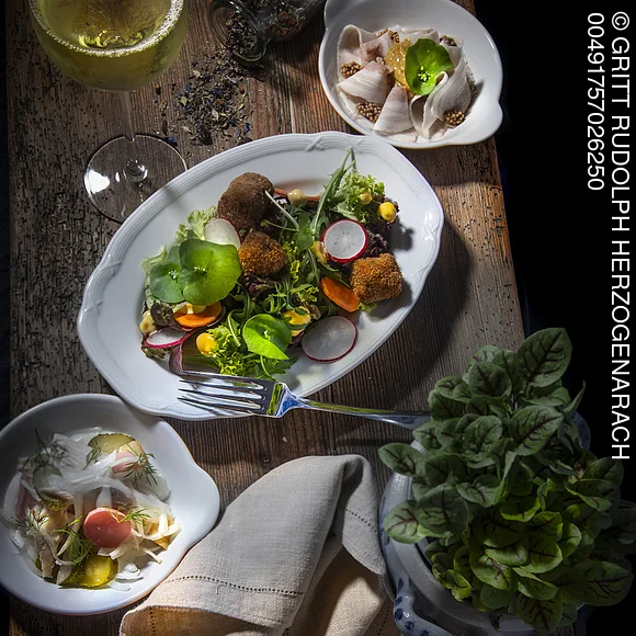 Leckeres Essen auf drei weißen Tellern