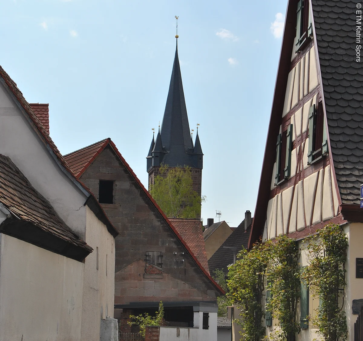 alte Gasse mit Blick auf Kirche