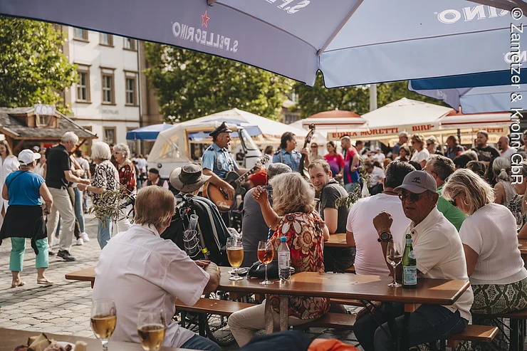 Besucher bei der Festa Italica