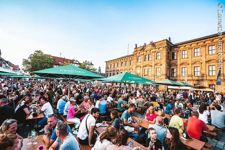 Besucher des Erlanger Weinfests genießen die Kulisse am Schlossplatz