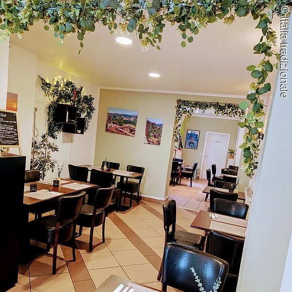 Italia Tradizionale Gastraum mit Stühlen und Tischen