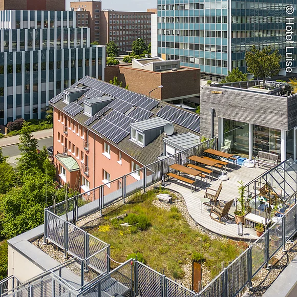 Drohnenblick auf Dachterrasse vom Hotel Luise