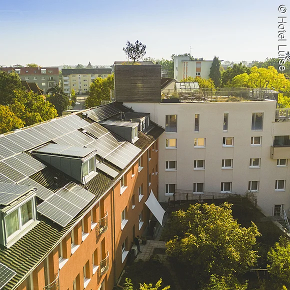 Drohnenaufnahme vom Hotel Luise mit Dach
