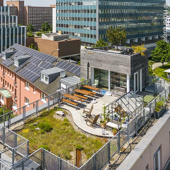 Dachterrasse Hotel Luise Erlangen Blick auf die begrünte Dachterrasse und Glashaus vom Hotel Luise in Erlangen