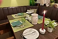 Gedeckter Tisch mit Teller, Besteck und Gläser