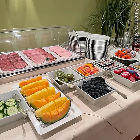 Frühstücksbuffet mit Obst, Wurst und Käse