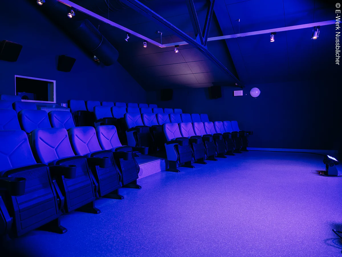 Kino mit Kinositzen und passender Beleuchtung