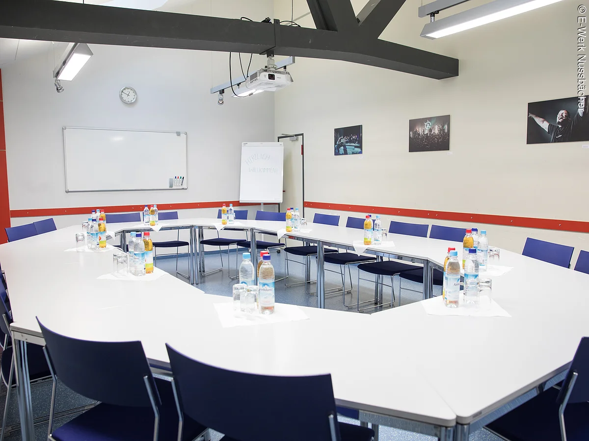Tagungsraum mit Tischen im E-Werk Erlangen