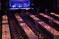 Großer Saal mit Bankettbestuhlung und beleuchteter Bühne