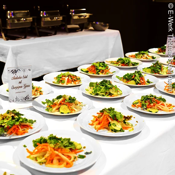 Buffet mit asiatischem Salat