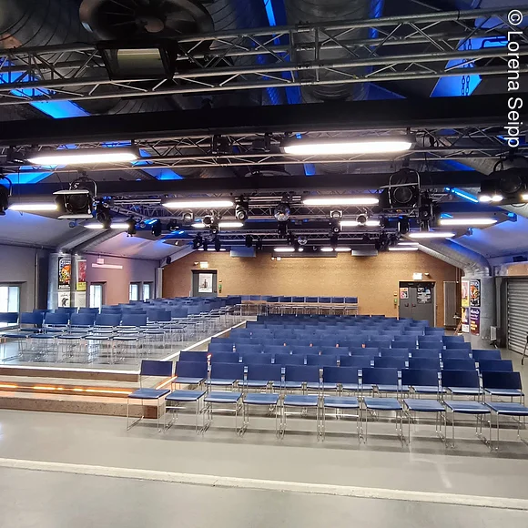 Clubbühne mit Bestuhlung