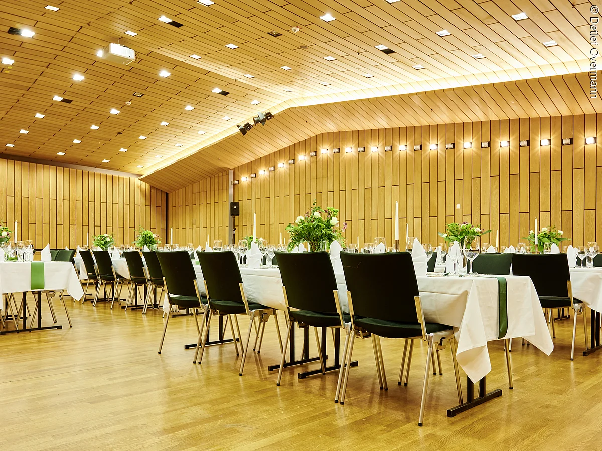 Kleiner Saal im E-Werk mit Bankettbestuhlung