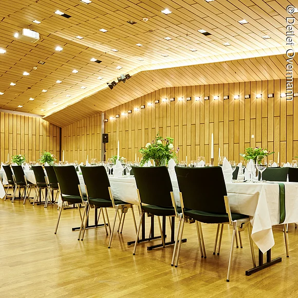 Kleiner Saal im E-Werk mit Bankettbestuhlung