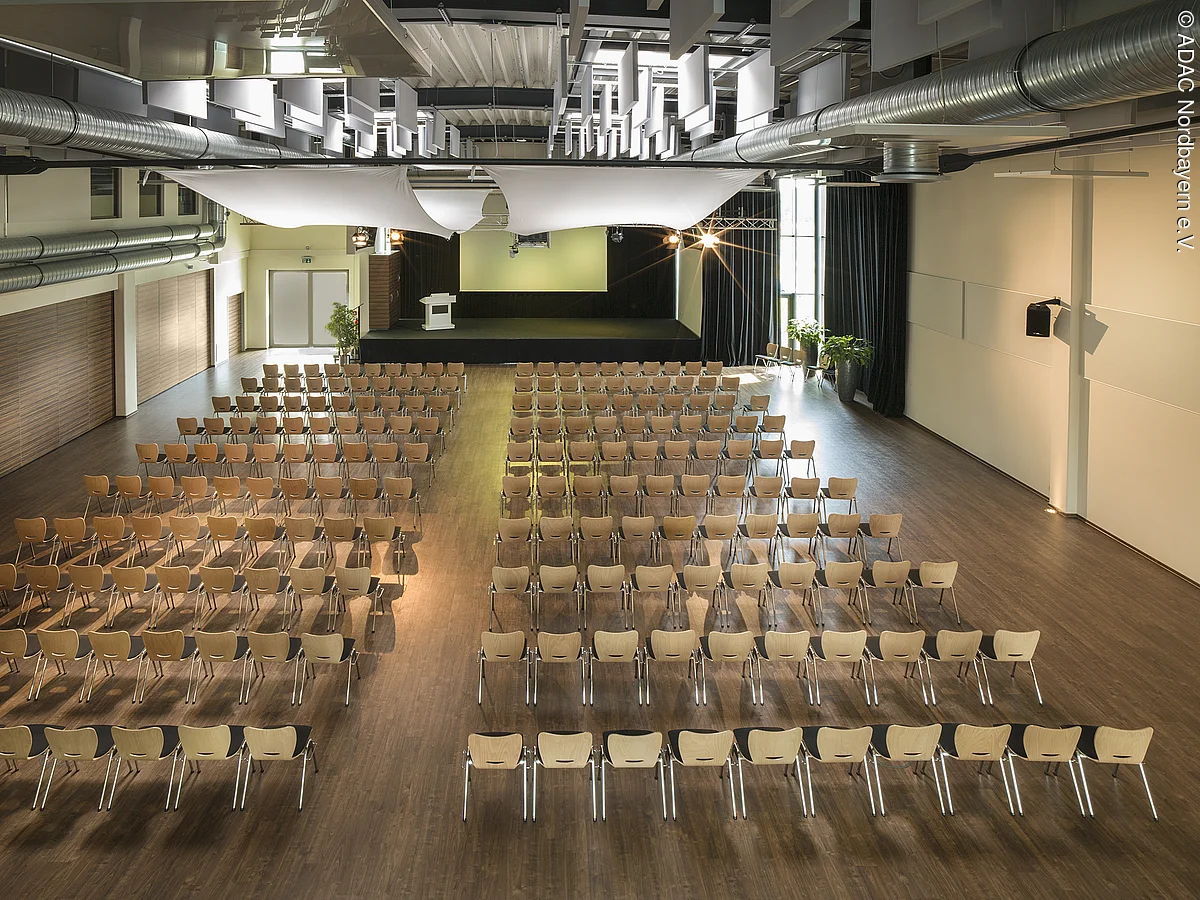 Eventhalle ADAC mit Reihenbestuhlung