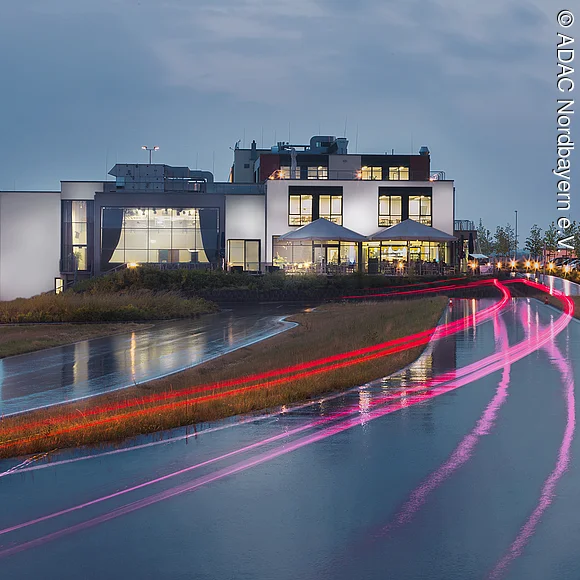 ADAC Fahrsicherheitszentrum ADAC Fahrsicherheitszentrum bei Dämmerung und Regen