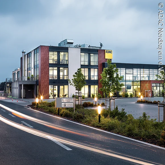 ADAC Fahrsicherheitszentrum Außenansicht des beleuchteten Gebäudes des Fahrsicherheitstraining