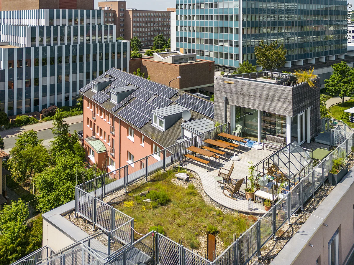 Blick auf die begrünte Dachterrasse und Glashaus vom Hotel Luise in Erlangen
