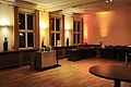 Ambiente-Beleuchtung im Foyer mit Stehtischen
