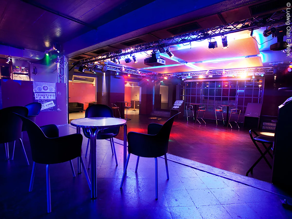 Etage 1 mit Diskobeleuchtung