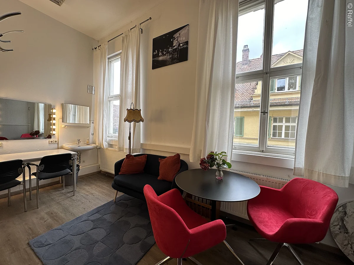 Garderobe mit Schminktisch, Waschbecken und Sitzecke