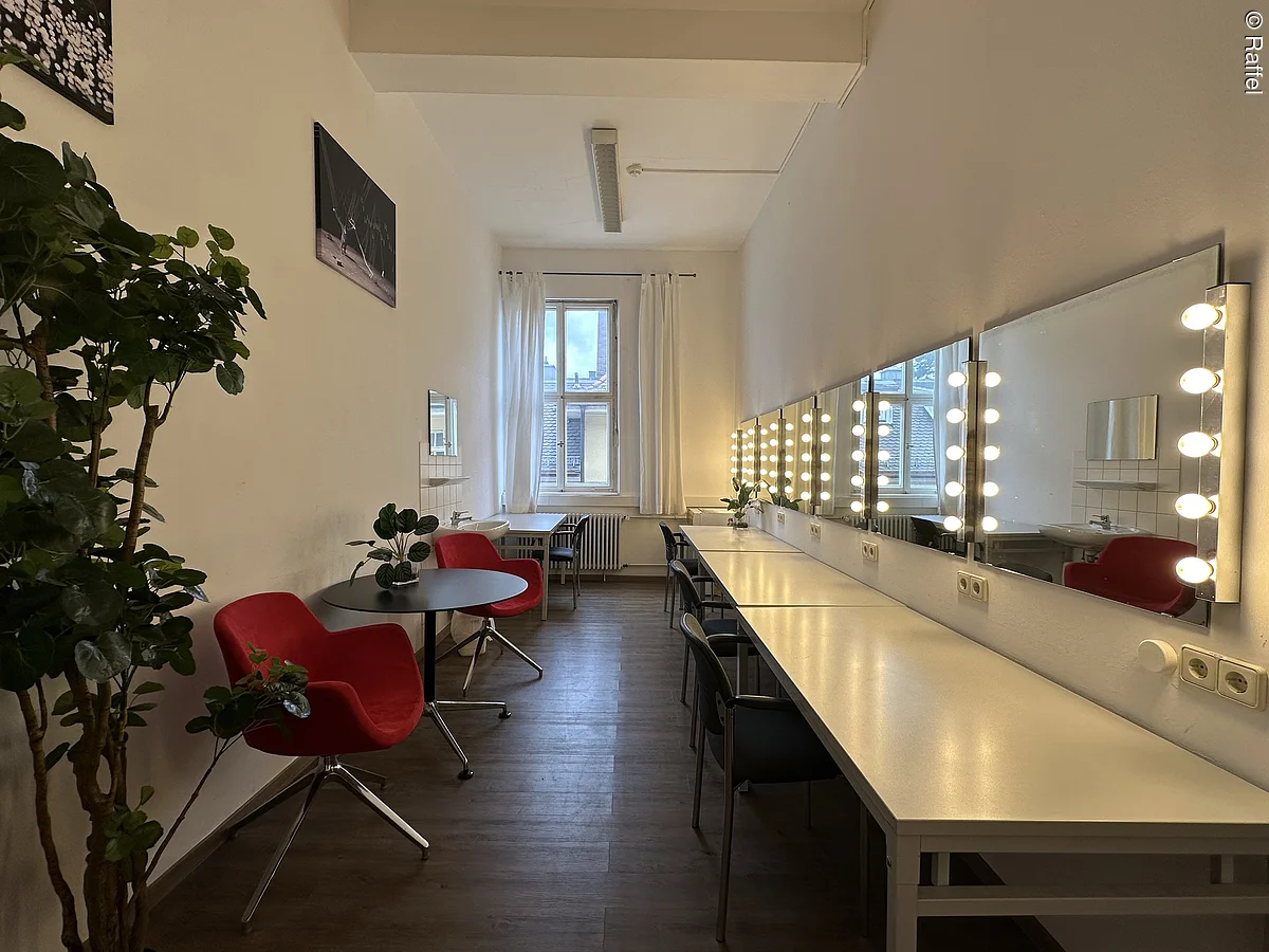 Schminktische mit Spiegeln in einer Reihe an der Wand für Künstler