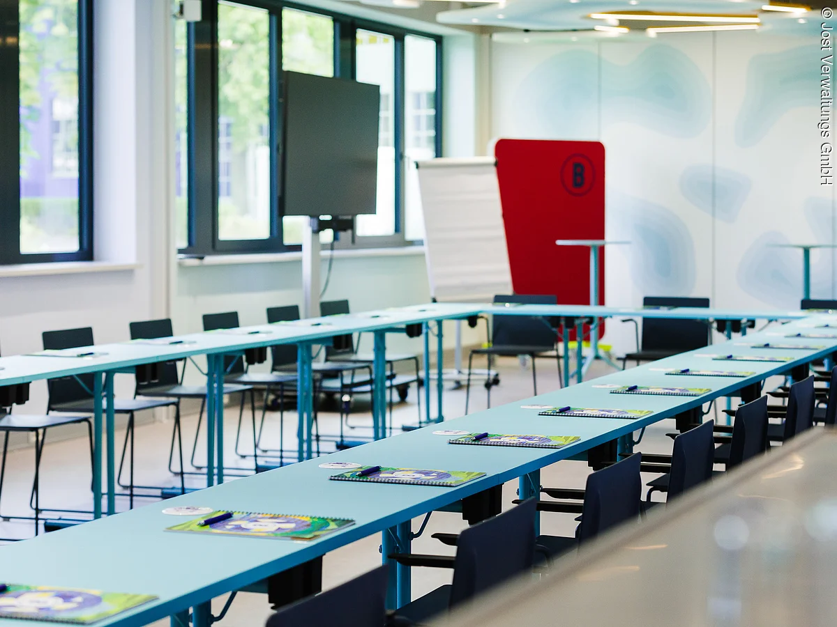 Tagungsraum Tischen in U-Form und Tagungsmappe, Clipboard und Bildschirm