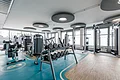 Fitnessbereich mit Fitnessgeräten und Hanteln