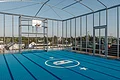Basketballplatz auf dem Dach mit Korb und Sicherheitszaun