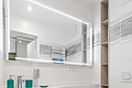 Badezimmer mit Waschtisch, Spiegel und Toilette
