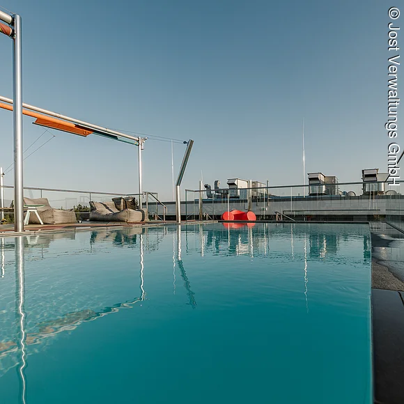 Dachpool mit Blick über Erlangen und Sonnenschutz