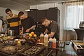 Drei Personen bereiten gemeinsam das Essen vor