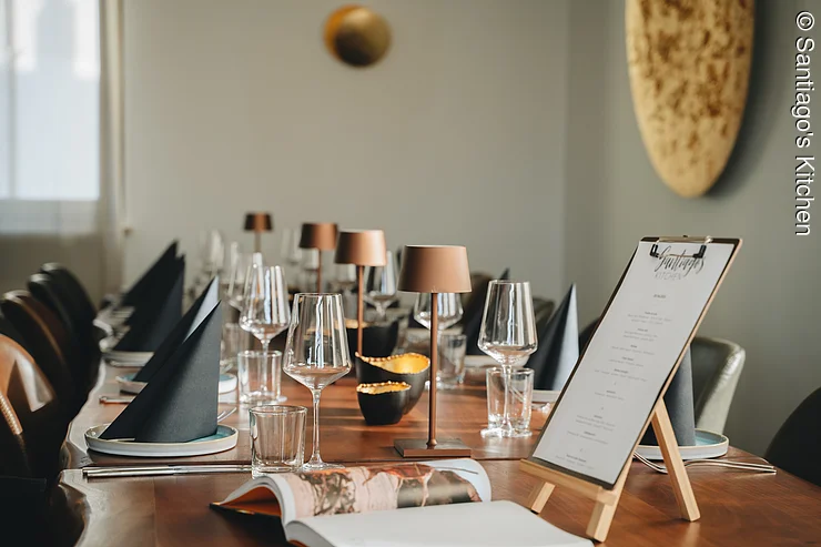 Gedeckter Tisch bei Teamevent Tisch mit kleinen Tischlampen, Besteck und Geschirr