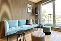 Meetingslounge mit gemütlichem Sofa, kleinen Tischen und weiteren Sitzgelegenheiten