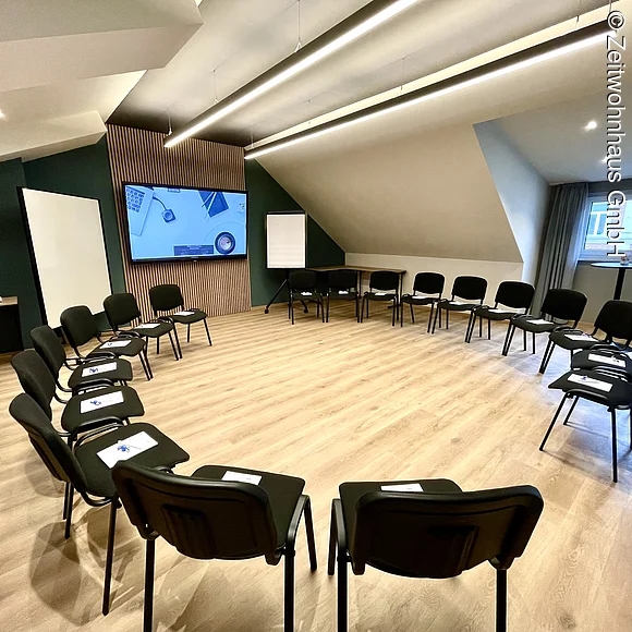 Seminarraum mit Stuhlkreis ohne Tische