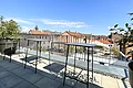 Dachterrasse mit Stehtischen, Pflanzenkübeln und Blick über Erlangen