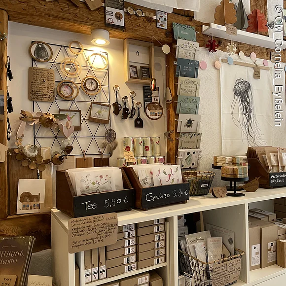 Frau Bär. Geschenke und Geschichten Innenansicht des Geschäftes mit vielen kleinen Geschenken