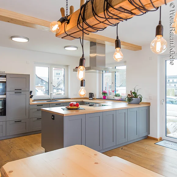 Werk.Raum.Küche Große moderne Küche, Fronten grau, mit Kochinsel