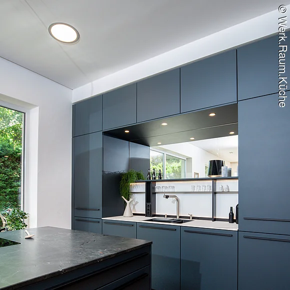Werk.Raum.Küche Küchenfront mit Spüle in taubenblau
