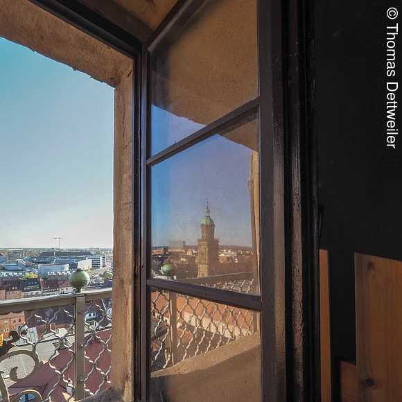 Geöffnetes Fenster auf der Hugenottenkirche in Erlangen