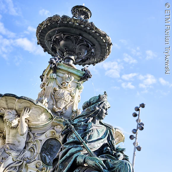 Detailaufnahme Paulibrunnen Blick von unten auf den Erlanger Paulibrunnen