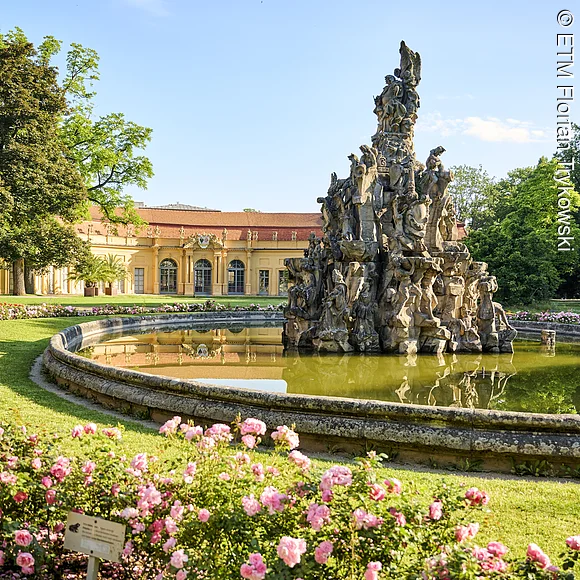 Blick auf Hugenottenbrunnen und Orangerie