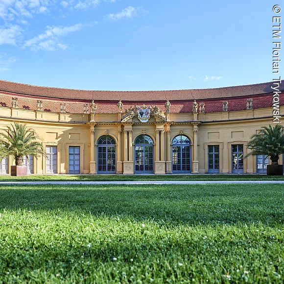 Fassade der Orangerie mit Rasen im Vordergrund