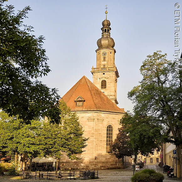 Altstädter Kirchenplatz mit Kirche