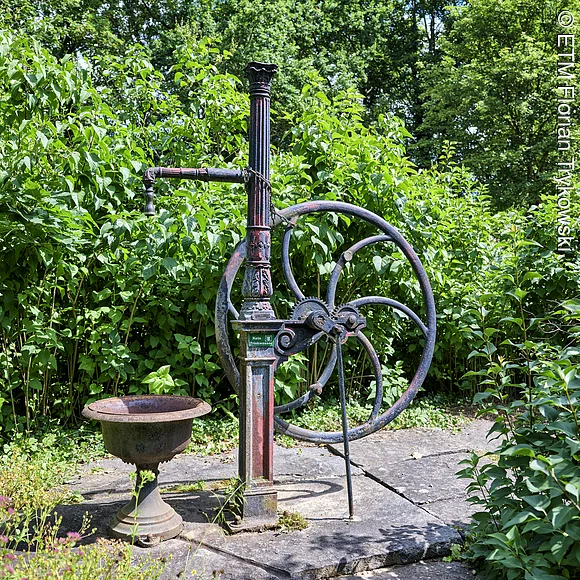 Brunnen im Aromagarten Brunnen im Erlanger Aromagarten