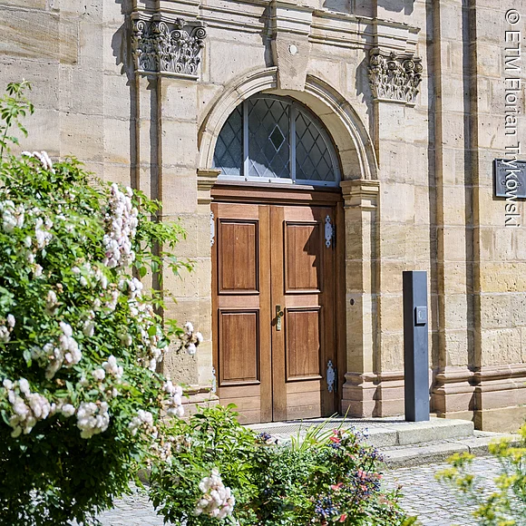 Bibelgarten beim Kreuz+Quer Eingang am Kreuz und Quer mit Bibelgarten im Vordergrund