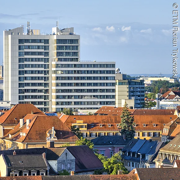Drohnenaufnahme vom Erlanger Rathaus