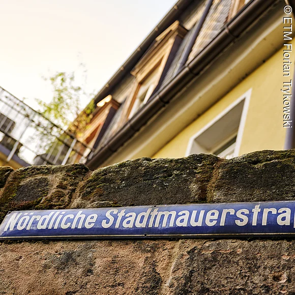 Straßenschild der nördlichen Stadtmauerstraße