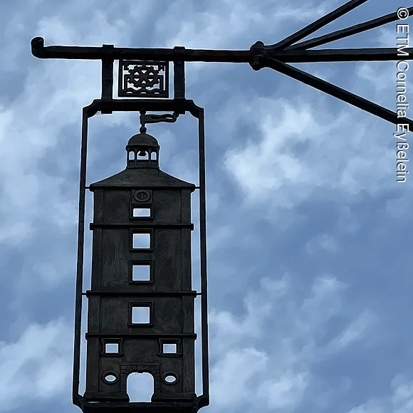 Schild mit Abbildung des Wasserturms, ehemaliger Studentenkarzer der Universität, in der Erlanger Innenstadt